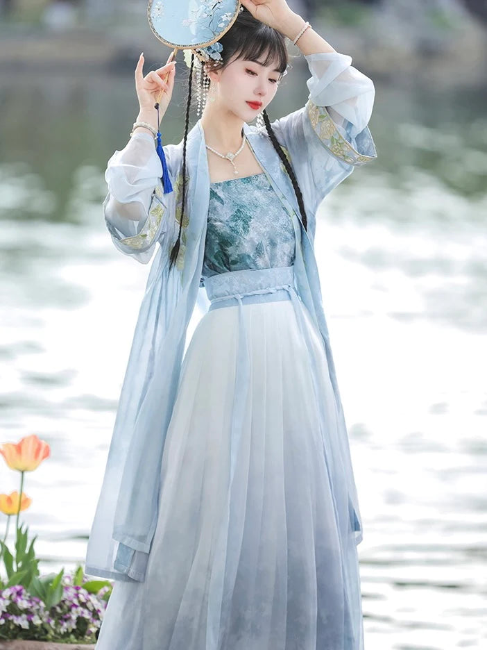 Laurel Serenity Qiyao Ruqun Ensemble - Song Dynasty Style. Embrace the tranquility of laurel leaves, perfect for themed events or adding a touch of timeless elegance to your wardrobe.