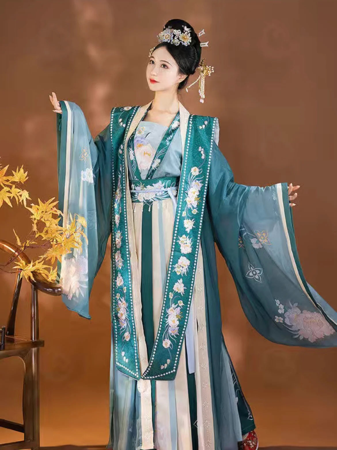 Radiant Bloom Qiyao Ruqun Ensemble - Song Dynasty Style. Embrace the charm of flourishing beauty, ideal for themed events or enhancing your wardrobe with timeless elegance.