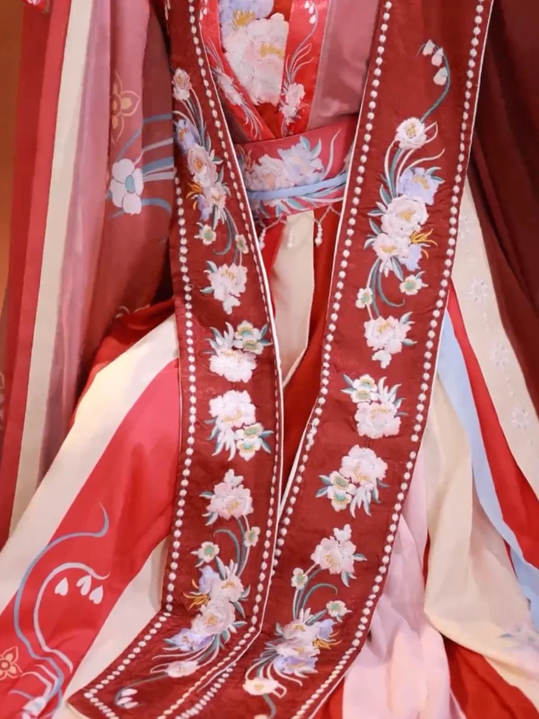 Radiant Bloom Qiyao Ruqun Ensemble - Song Dynasty Style. Embrace the charm of flourishing beauty, ideal for themed events or enhancing your wardrobe with timeless elegance.