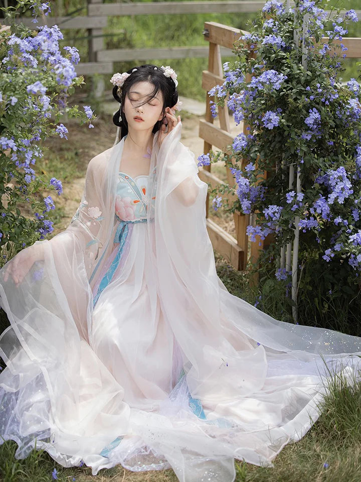 Embrace distinction with our Singular Hezi Qun, Peculiar Pearl—an ensemble that captures the essence of uniqueness and timeless beauty. Step into the allure of the Tang Dynasty, influenced by Yang Guifei, and make a statement with this blend of historical charm and contemporary elegance. Immerse yourself in a style that nods to centuries past.