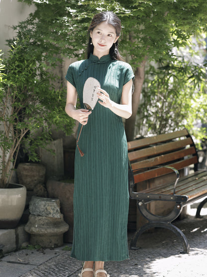 The elastic bubble crepe fabric is lightweight with a textured vertical stripe, visually elongating the height. It has a waist-cinching, slimming effect, making it a simple and everyday style. The blue color exudes elegance, while the green color enhances a fair complexion. Elevate your wardrobe with Moon Hanfu&