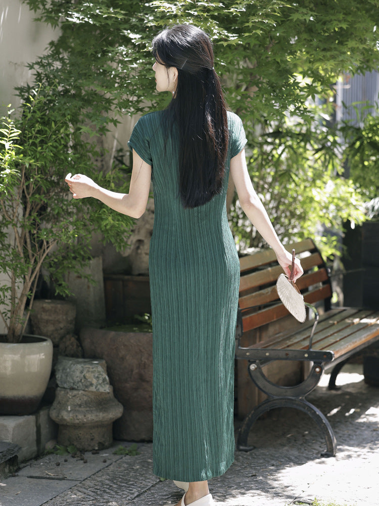 The elastic bubble crepe fabric is lightweight with a textured vertical stripe, visually elongating the height. It has a waist-cinching, slimming effect, making it a simple and everyday style. The blue color exudes elegance, while the green color enhances a fair complexion. Elevate your wardrobe with Moon Hanfu&