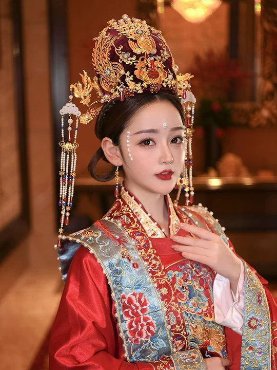 Elevate your bridal ensemble with Moon Hanfu&