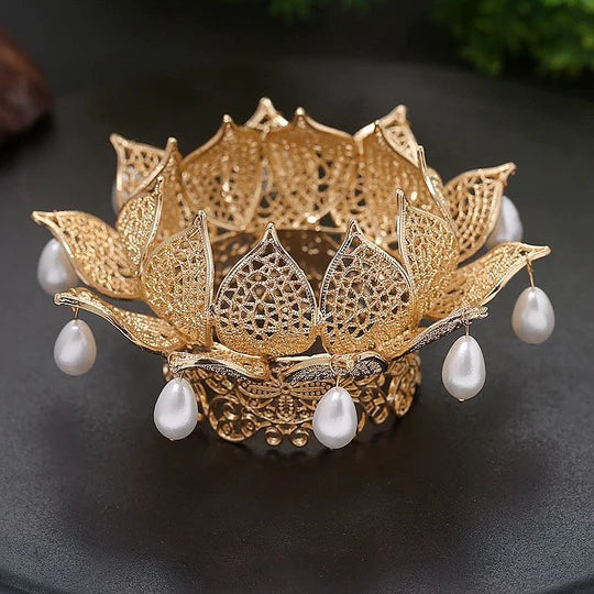 Mecina Chinese Crown - Unleash your inner royalty with this magnificent crown. Intricate details and ornate patterns inspired by Chinese craftsmanship exude opulence. Perfect for weddings, galas, or costume parties.