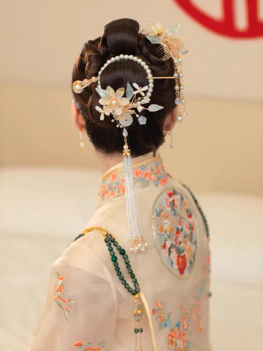 Elevate your bridal ensemble with Moon Hanfu&