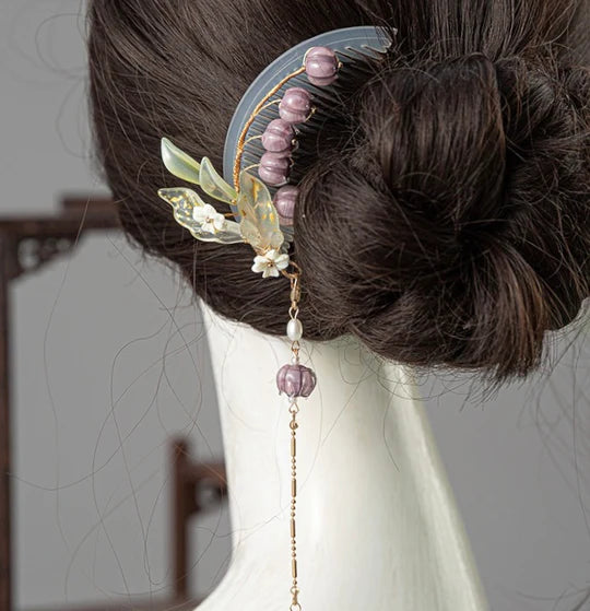 Wisteria Hanfu Hair Comb - Enhance your Hanfu ensemble with the exquisite Wisteria Hanfu Hair Comb. Its meticulously crafted design captures the grace and femininity of wisteria flowers. Add elegance to your hairstyle with this beautiful accessory.