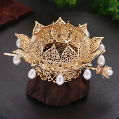 Mecina Chinese Crown - Unleash your inner royalty with this magnificent crown. Intricate details and ornate patterns inspired by Chinese craftsmanship exude opulence. Perfect for weddings, galas, or costume parties.