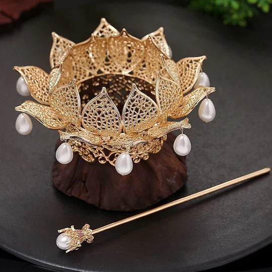 Mecina Chinese Crown - Unleash your inner royalty with this magnificent crown. Intricate details and ornate patterns inspired by Chinese craftsmanship exude opulence. Perfect for weddings, galas, or costume parties.