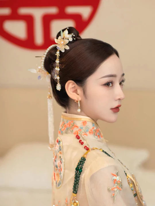 Elevate your bridal ensemble with Moon Hanfu&