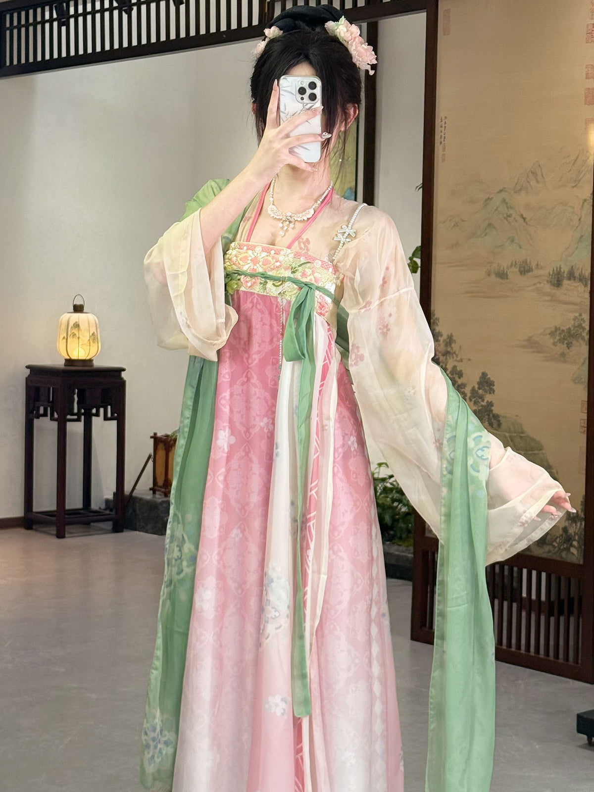 Tang-style embroidered Hanfu set detail image