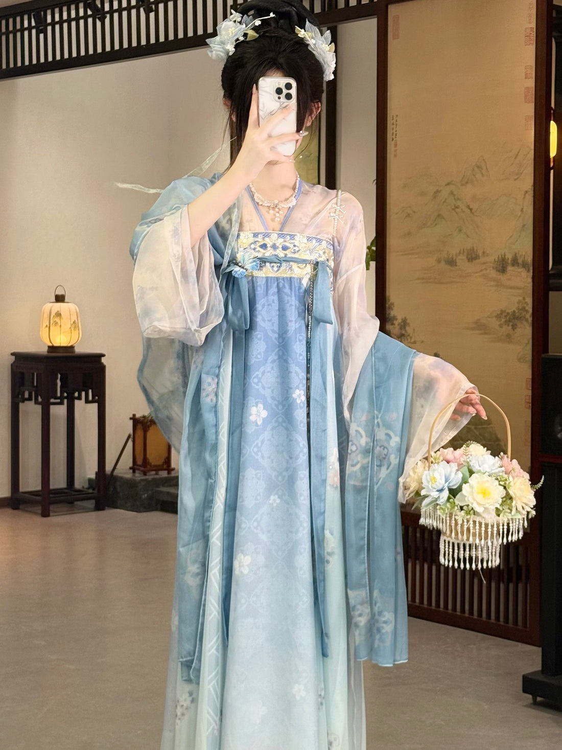 Tang-style embroidered Hanfu set styling image