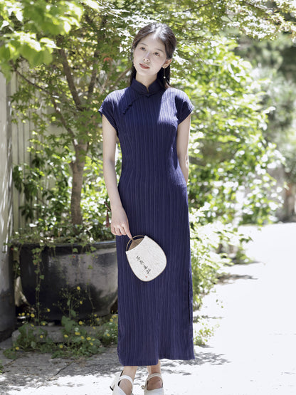 The elastic bubble crepe fabric is lightweight with a textured vertical stripe, visually elongating the height. It has a waist-cinching, slimming effect, making it a simple and everyday style. The blue color exudes elegance, while the green color enhances a fair complexion. Elevate your wardrobe with Moon Hanfu&